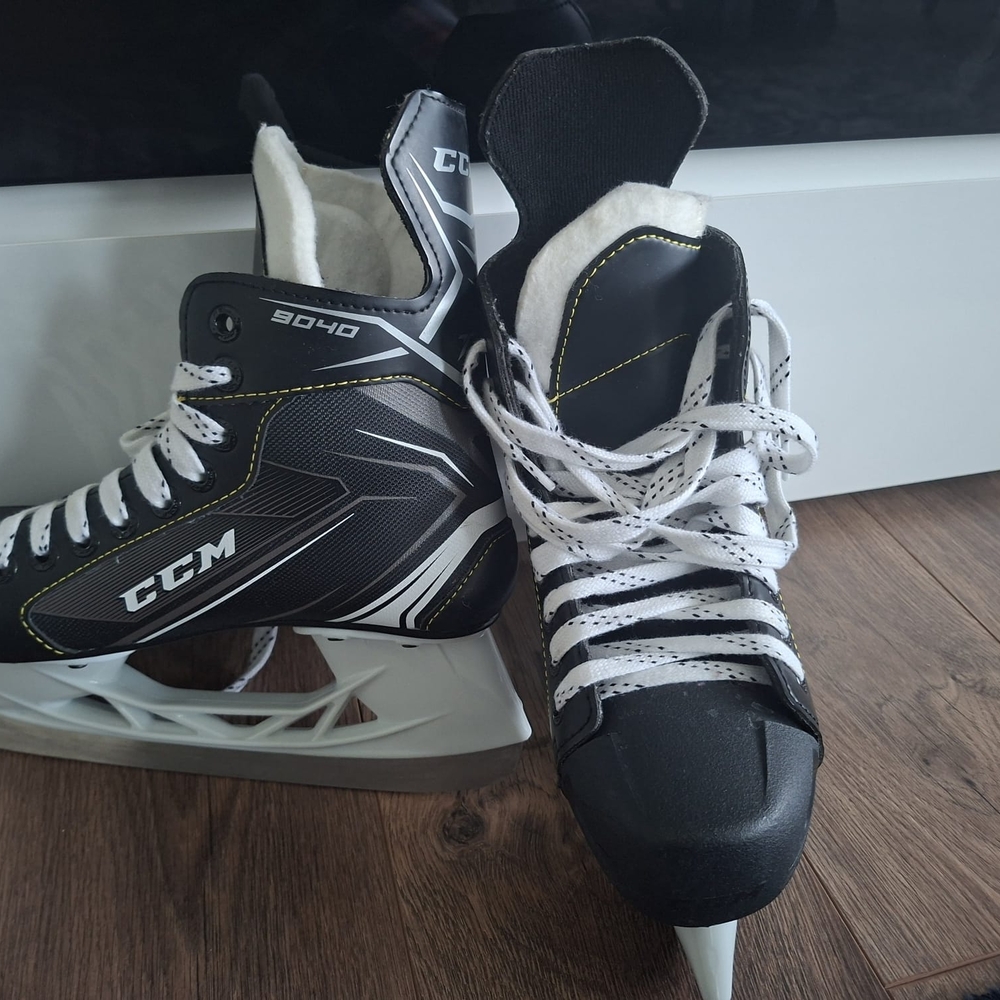CCM 9040 Black and White Hockey Skates